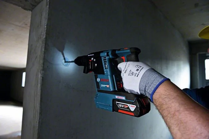 Martello perforatore a batteria GBH 18V-26 F + aspirazione GDE 18V-16 Bosch Professional