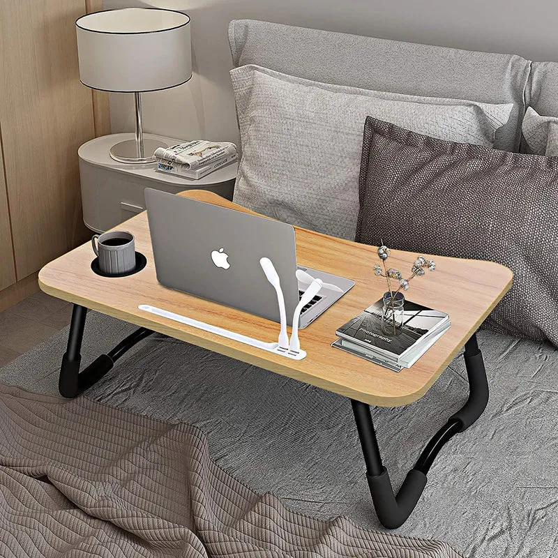 A3A ACADGQ Tavolino da Letto, Tavolo Laptop Pieghevole con 4 Interfaccia USB, Cassetto, Slot per Tazza, Staffa Pad, Scrivania per Letto, Divano, Pavimento (60x40cm, Colore del Legno)