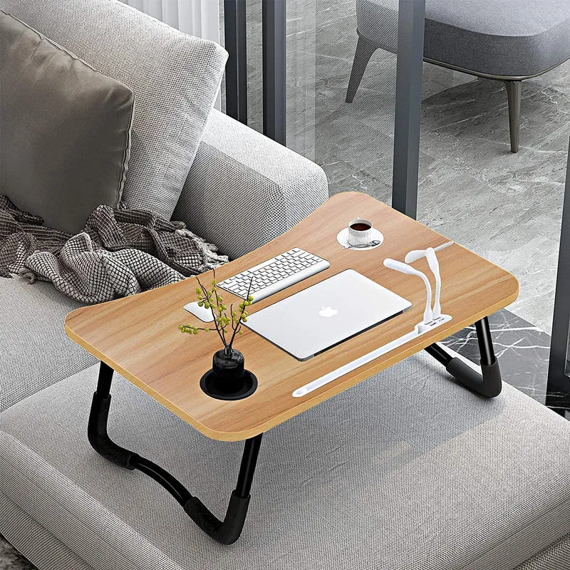 A3A ACADGQ Tavolino da Letto, Tavolo Laptop Pieghevole con 4 Interfaccia USB, Cassetto, Slot per Tazza, Staffa Pad, Scrivania per Letto, Divano, Pavimento (60x40cm, Colore del Legno)