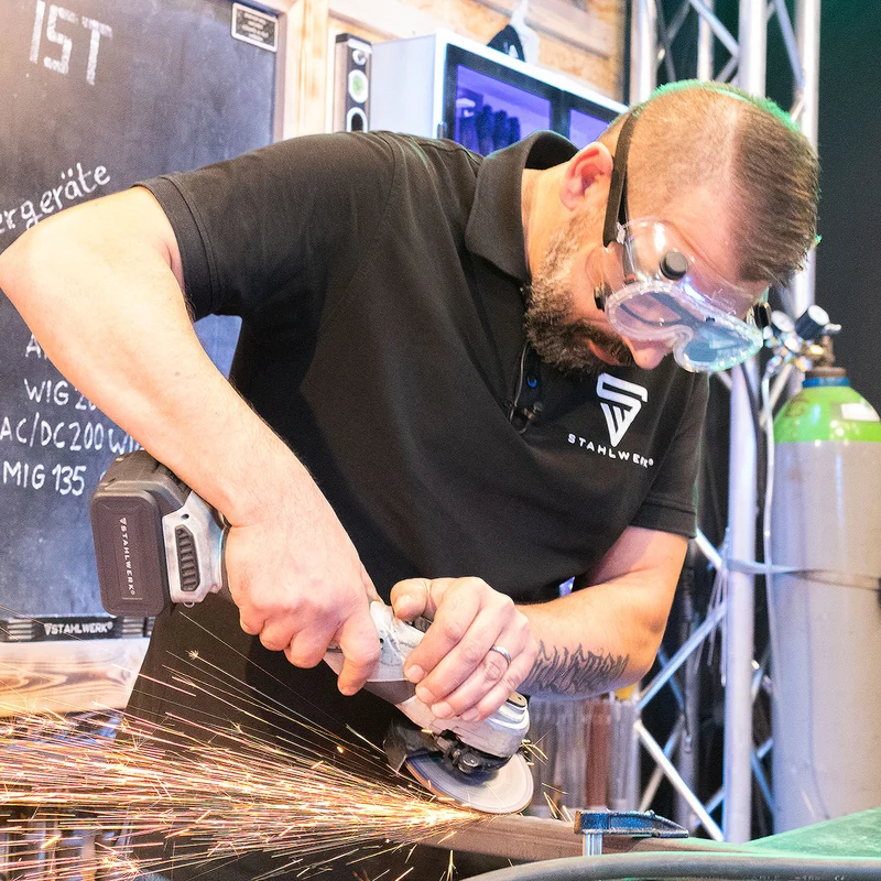 STAHLWERK Schutzbrille / Korbbrille oder Überbrille mit flexiblem Halteband / Sicherheitsbrille / Arbeitsschutzausrüstung