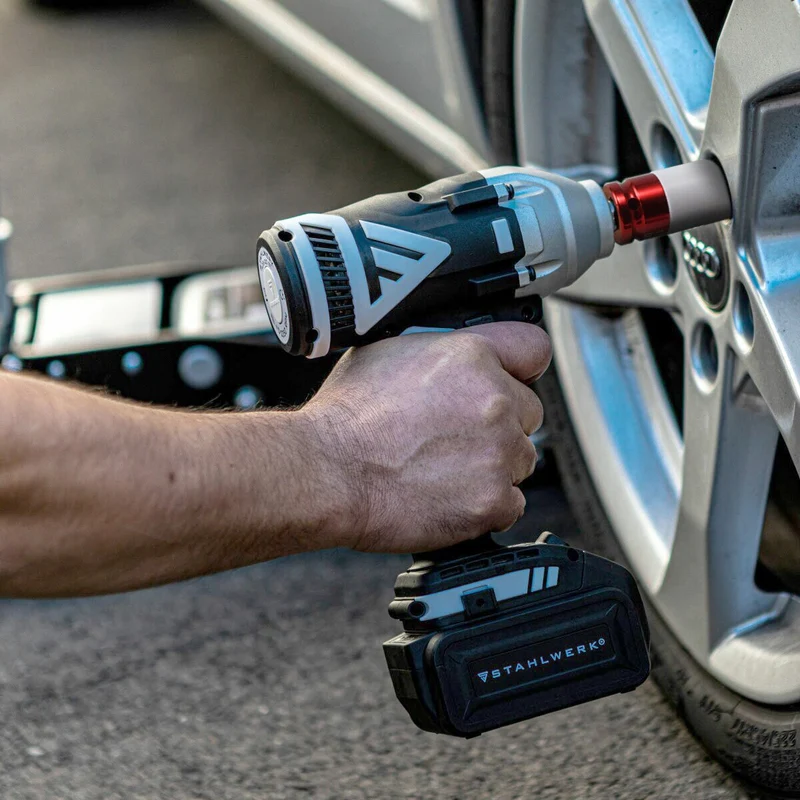 STAHLWERK Reifenwechsel-Set Pro bestehend aus einem extra flachen Rangier-Wagenheber, Drehschlagschrauber, Drehmomentschlüssel, Magnetschale und Arbeitshandschuhen