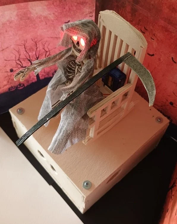 Halloween project: The interactive skeleton with movement, light and sound effects