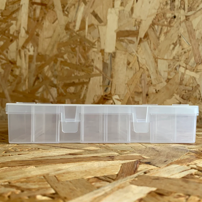 Scatola di plastica con coperchio incernierato e divisori