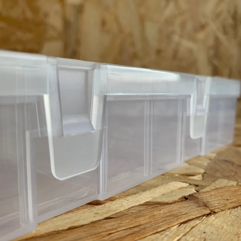 Scatola di plastica con coperchio incernierato e divisori