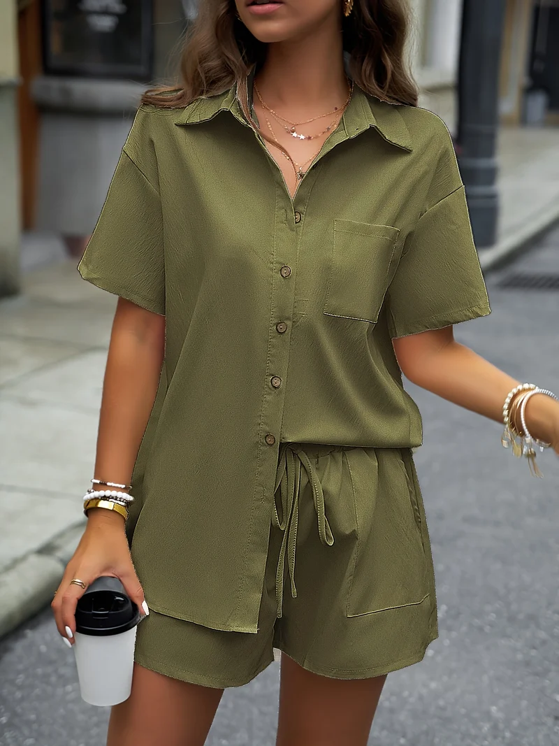 Set casual di due pezzi a tinta unita, completi con camicia media lunghezza con bottoni frontali e colletto e pantaloncini con vita elastica e coulisse, abbigliamento donna