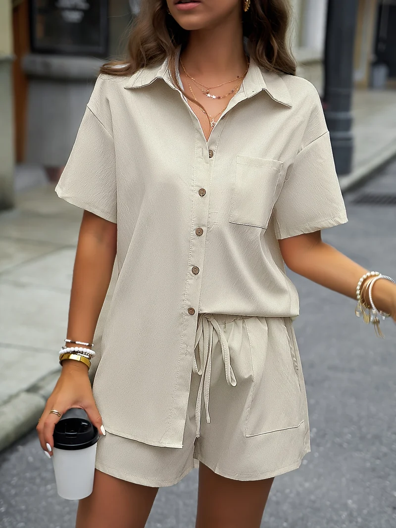 Set casual di due pezzi a tinta unita, completi con camicia media lunghezza con bottoni frontali e colletto e pantaloncini con vita elastica e coulisse, abbigliamento donna