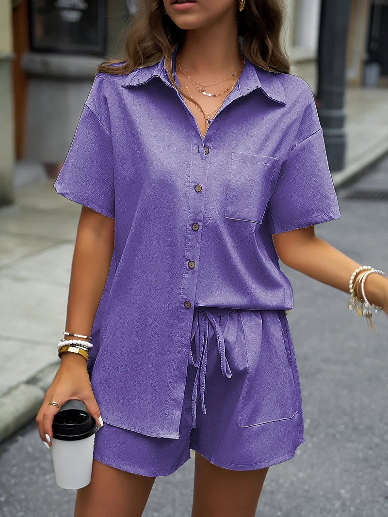 Set casual di due pezzi a tinta unita, completi con camicia media lunghezza con bottoni frontali e colletto e pantaloncini con vita elastica e coulisse, abbigliamento donna