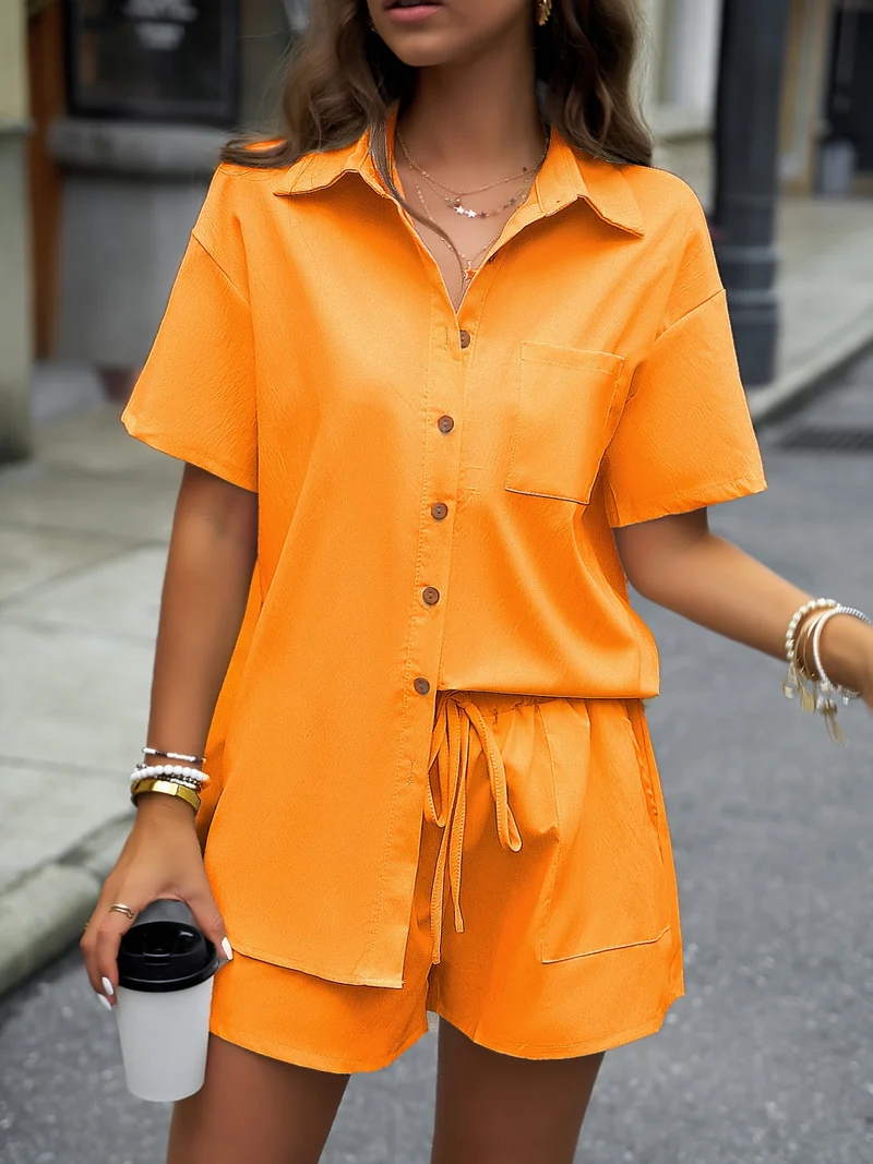 Set casual di due pezzi a tinta unita, completi con camicia media lunghezza con bottoni frontali e colletto e pantaloncini con vita elastica e coulisse, abbigliamento donna