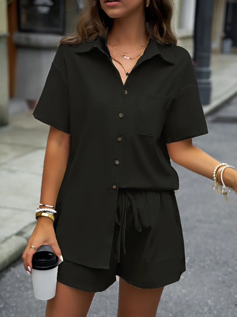 Set casual di due pezzi a tinta unita, completi con camicia media lunghezza con bottoni frontali e colletto e pantaloncini con vita elastica e coulisse, abbigliamento donna