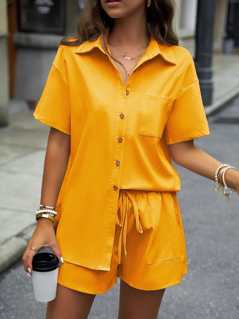 Set casual di due pezzi a tinta unita, completi con camicia media lunghezza con bottoni frontali e colletto e pantaloncini con vita elastica e coulisse, abbigliamento donna