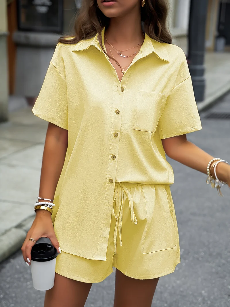 Set casual di due pezzi a tinta unita, completi con camicia media lunghezza con bottoni frontali e colletto e pantaloncini con vita elastica e coulisse, abbigliamento donna
