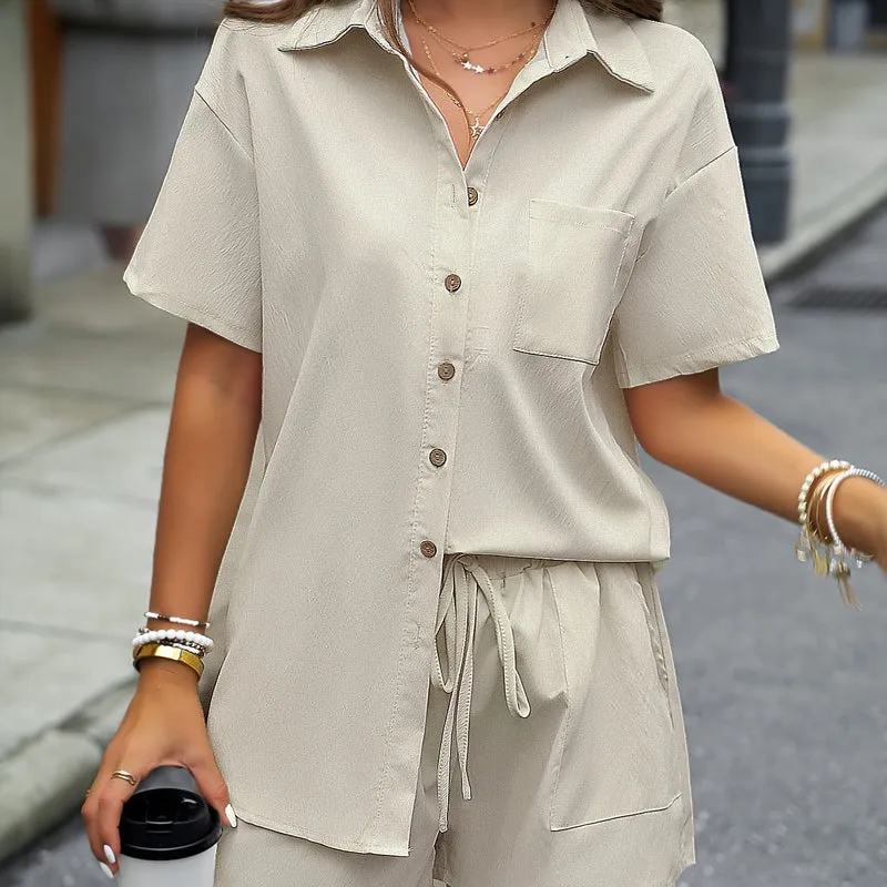 Set casual di due pezzi a tinta unita, completi con camicia media lunghezza con bottoni frontali e colletto e pantaloncini con vita elastica e coulisse, abbigliamento donna