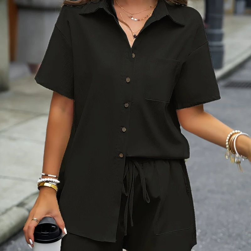 Set casual di due pezzi a tinta unita, completi con camicia media lunghezza con bottoni frontali e colletto e pantaloncini con vita elastica e coulisse, abbigliamento donna