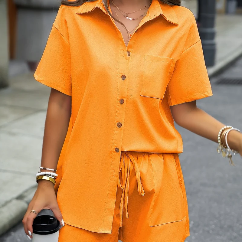 Set casual di due pezzi a tinta unita, completi con camicia media lunghezza con bottoni frontali e colletto e pantaloncini con vita elastica e coulisse, abbigliamento donna