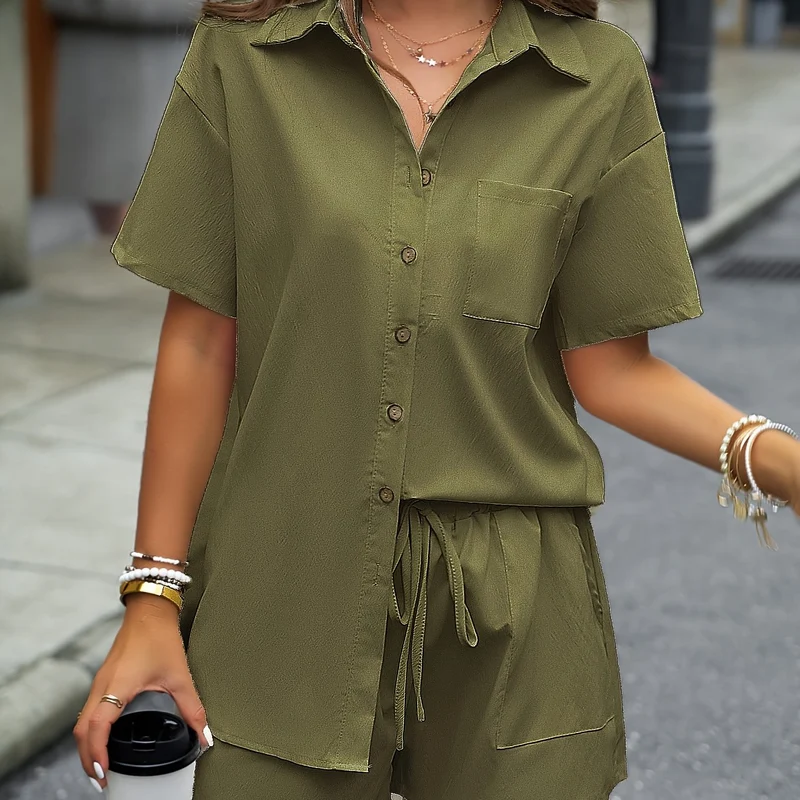 Set casual di due pezzi a tinta unita, completi con camicia media lunghezza con bottoni frontali e colletto e pantaloncini con vita elastica e coulisse, abbigliamento donna