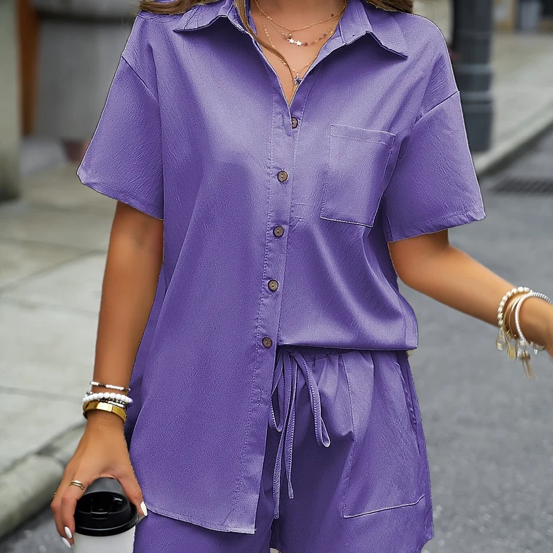 Set casual di due pezzi a tinta unita, completi con camicia media lunghezza con bottoni frontali e colletto e pantaloncini con vita elastica e coulisse, abbigliamento donna