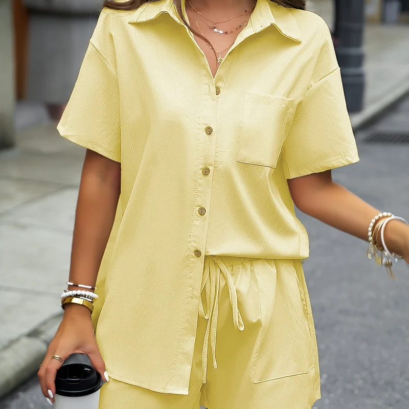 Set casual di due pezzi a tinta unita, completi con camicia media lunghezza con bottoni frontali e colletto e pantaloncini con vita elastica e coulisse, abbigliamento donna