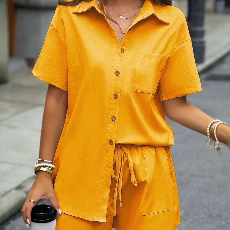 Set casual di due pezzi a tinta unita, completi con camicia media lunghezza con bottoni frontali e colletto e pantaloncini con vita elastica e coulisse, abbigliamento donna