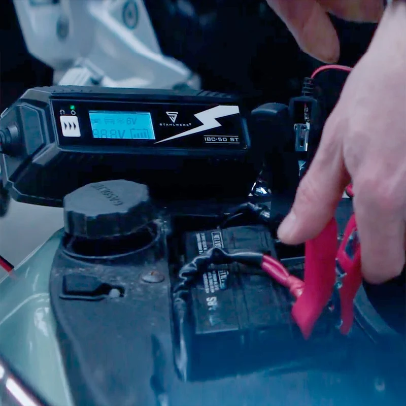 STAHLWERK Batterieladegerät IBC-100 ST mit Mikroprozessor und 10 Lademodi für 12V/24V AGM, VRLA, MF, SLA und GEL-Batterien | Intelligentes Ladegerät für Auto und Motorrad
