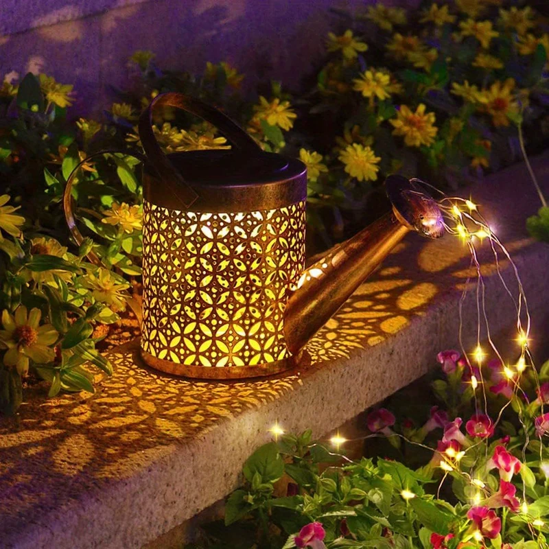 1 pz. Annaffiatoio con luce, lanterne solari da appendere all'aperto, luci solari decorative per il giardino, luci solari retrò in metallo per il giardino, decorazioni per il prato e il patio.