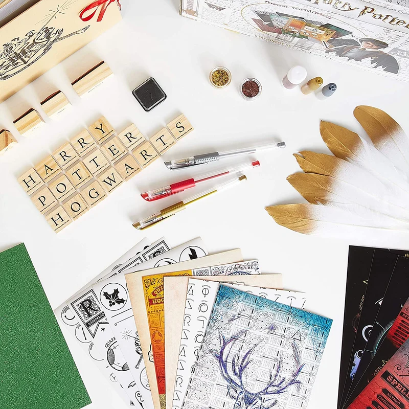 HARRY POTTER Scrapbooking Kit, Album Fai da Te, più di 60 Accessori Scrapbook Washi Tapes, Adesivi, Timbri, Lettere, Colla Stick Glitterata, Attivita Creative per Bambini, Regali Fai da Te Creativi