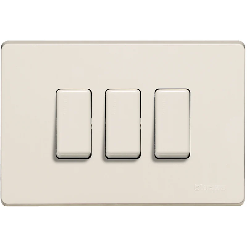 BTICINO 503/3/R - Placca 3 Posti Per Scatola Rettangolare In Resina Con Aggancio Graduale Per Supporto 503R - Magic