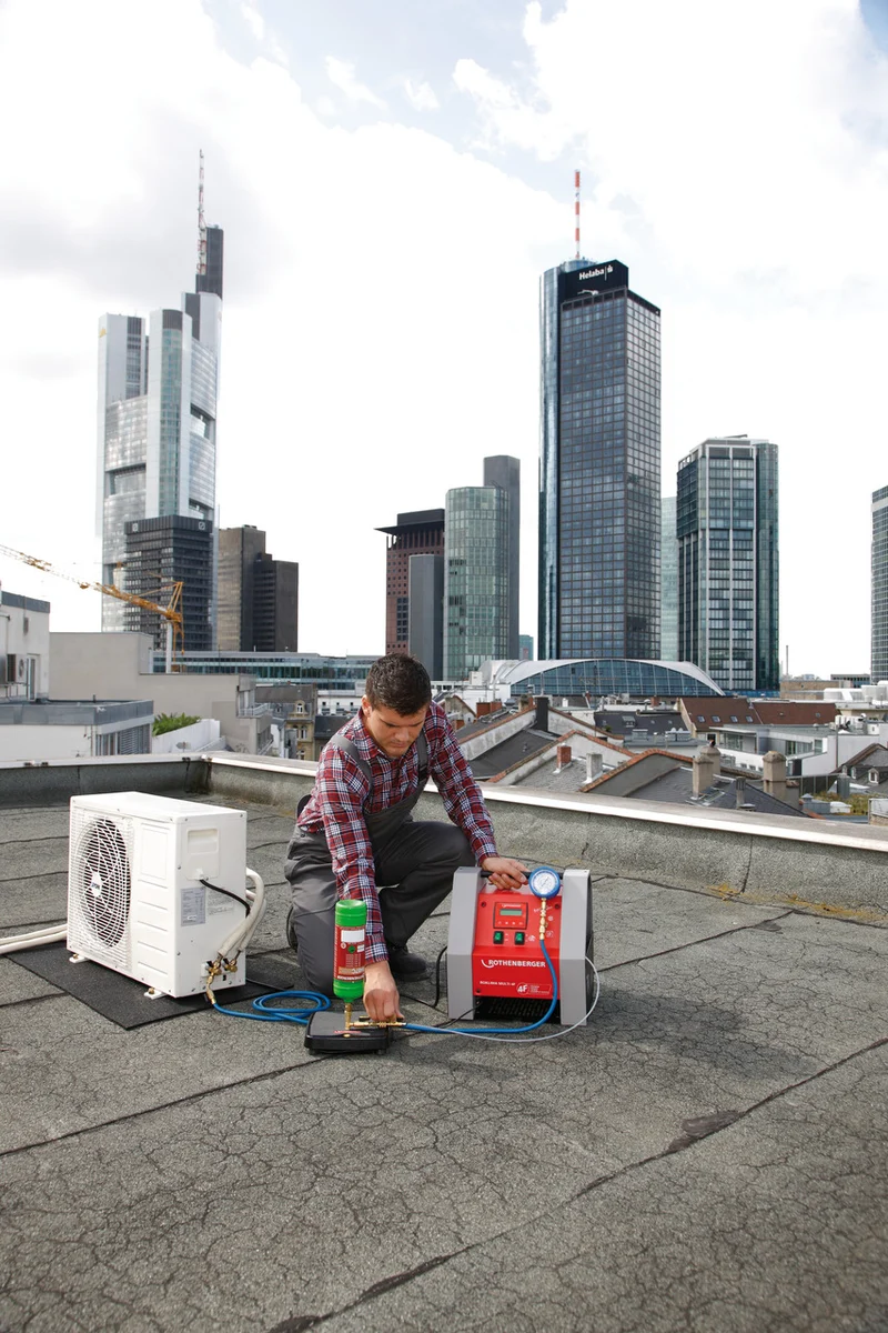 Dispositivo di manutenzione della refrigerazione/condizionamento completamente automatico Roklima Multi 4F ROTHENBERGER